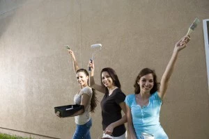 Women painting - Credit Purestock
